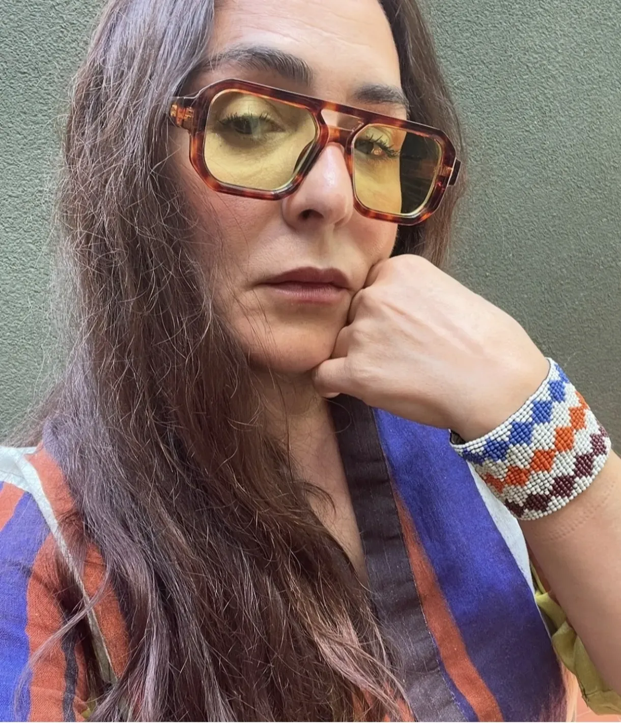 Mujer con gafas de sol Suria de lente amarilla y montura carey
